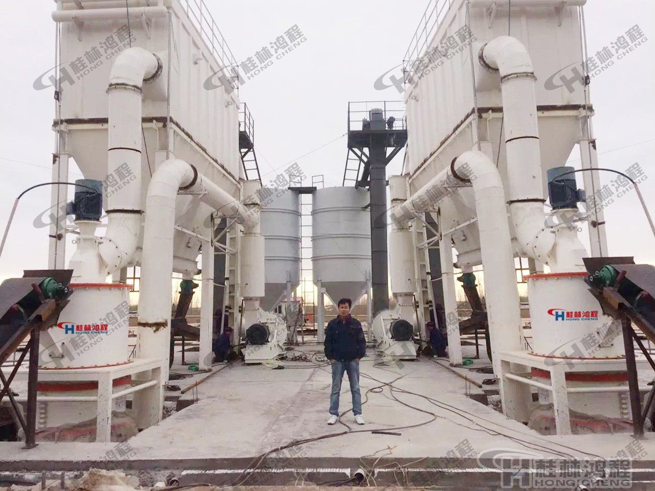 300目石粉磨粉生產(chǎn)線雷蒙磨型號(hào)400目~2500目磨粉機(jī)設(shè)備:HCH超細(xì)環(huán)輥磨粉機(jī) 300目石粉磨粉生產(chǎn)線雷蒙磨型號(hào)400目~2500目磨粉機(jī)設(shè)備:HCH超細(xì)環(huán)輥磨粉機(jī)